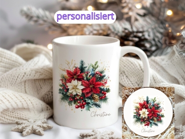 Personalisierte Weihnachtstasse mit festlicher Dekoration aus Stechpalme, Weihnachtsstern und winterlichen Zweigen, mit dem Namen 'Christine'. Perfekt für heiße Getränke in der Weihnachtszeit.